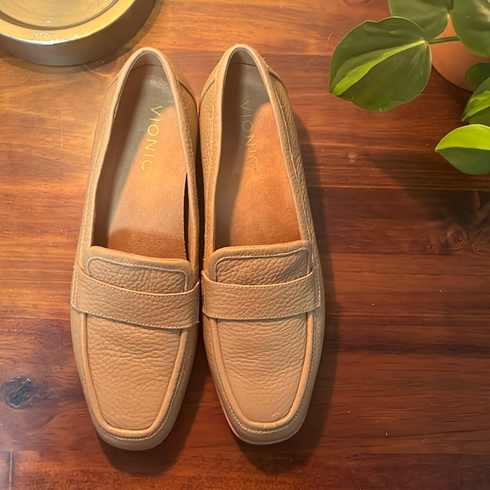 Vionic Sellah Loafer in Pebbled Tan, Size 7